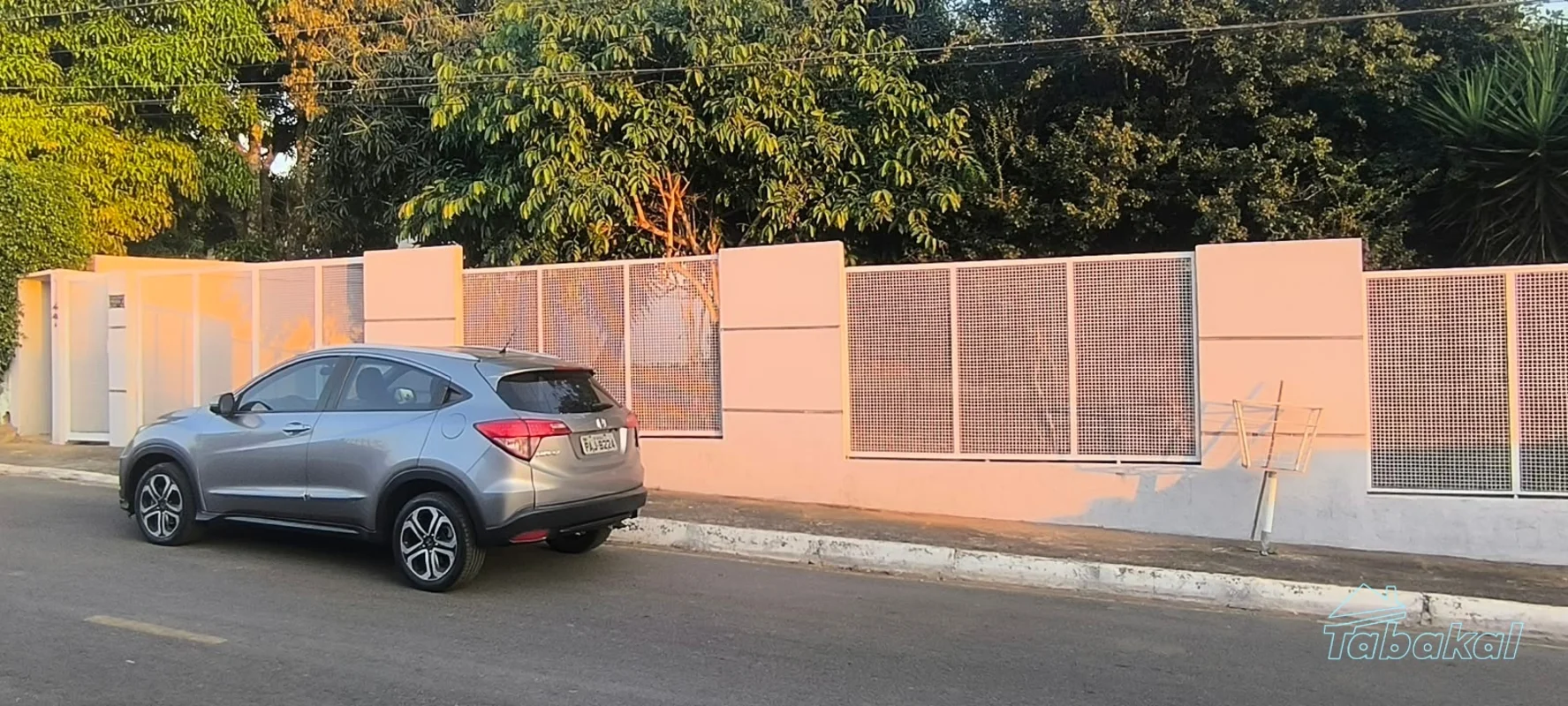 Casa aconchegante, localizada no condomínio Solar de Athenas, constituída por 2 ...
