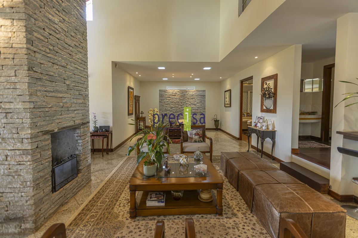 Excelente casa em condomínio fechado, com todos os lotes construídos, portaria d...