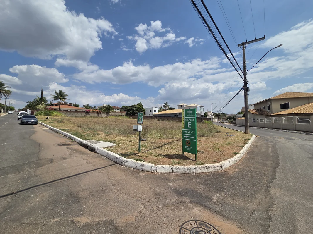 Terreno de esquina com 2.236m² limpo e pronto para construir, já possui ligação ...