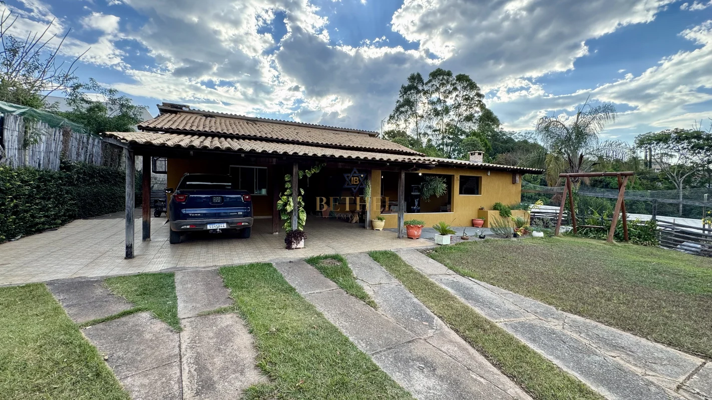 Descubra uma charmosa casa de alto padrão no Condomínio Ouro Vermelho II, locali...