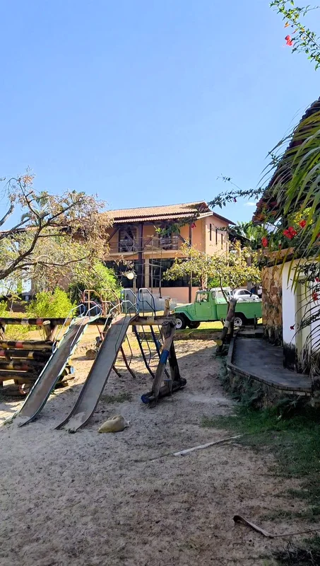 2.490m² de terreno1.000m2 de área construida- Casa com 8 quartos sendo 6 suítes-...