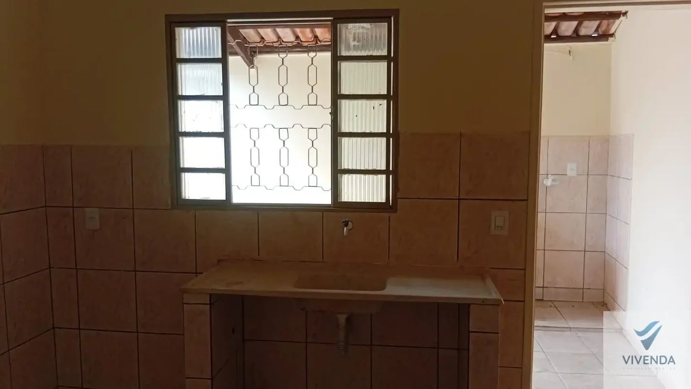 01 quarto, sala, cozinha, banheiro social e 01 vaga de garagem. Ambientes bem di...