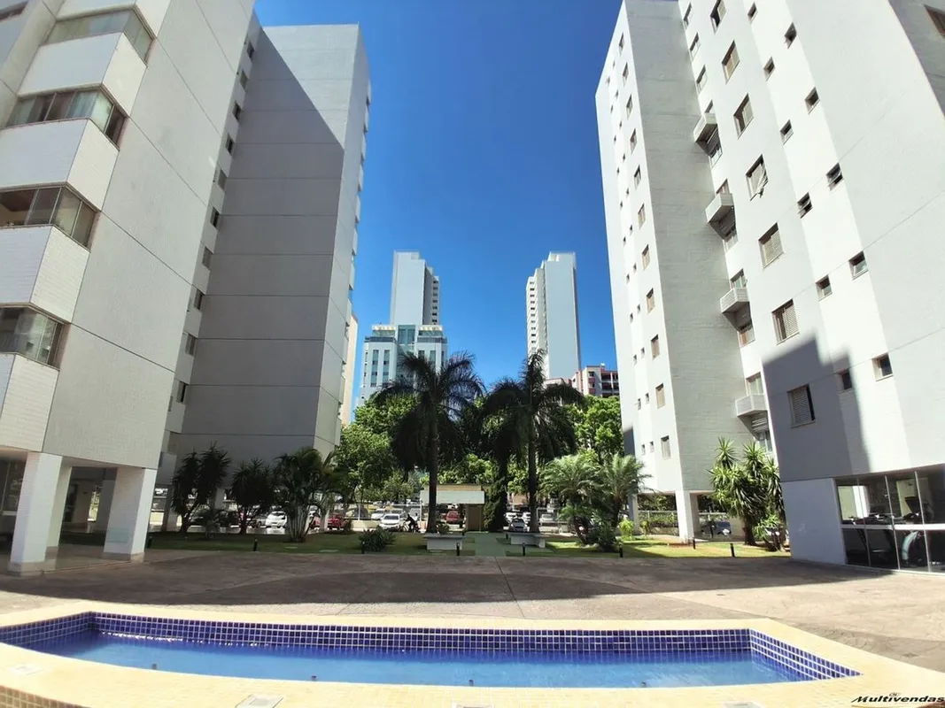 Quadra 104, lote 8/10, bloco B Águas Claras Norte/DF. Em frente a uma praça arbo...