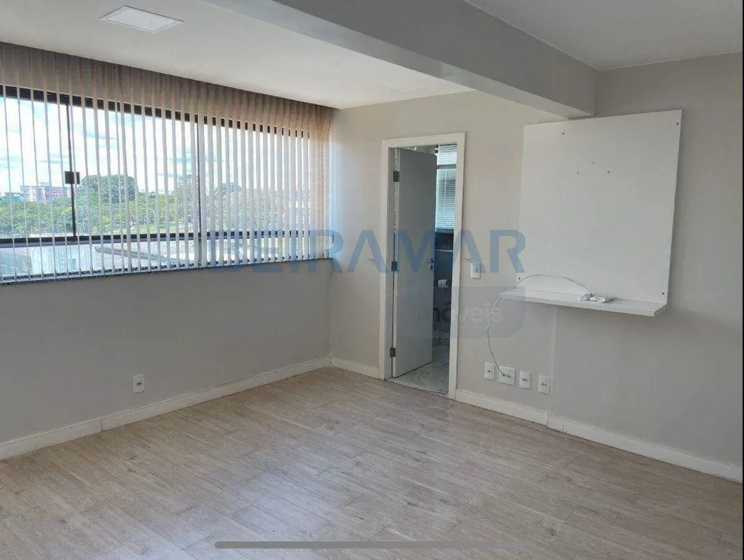 Localizado no 3º andar, em cobertura, este imóvel oferece uma planta funcional, ...
