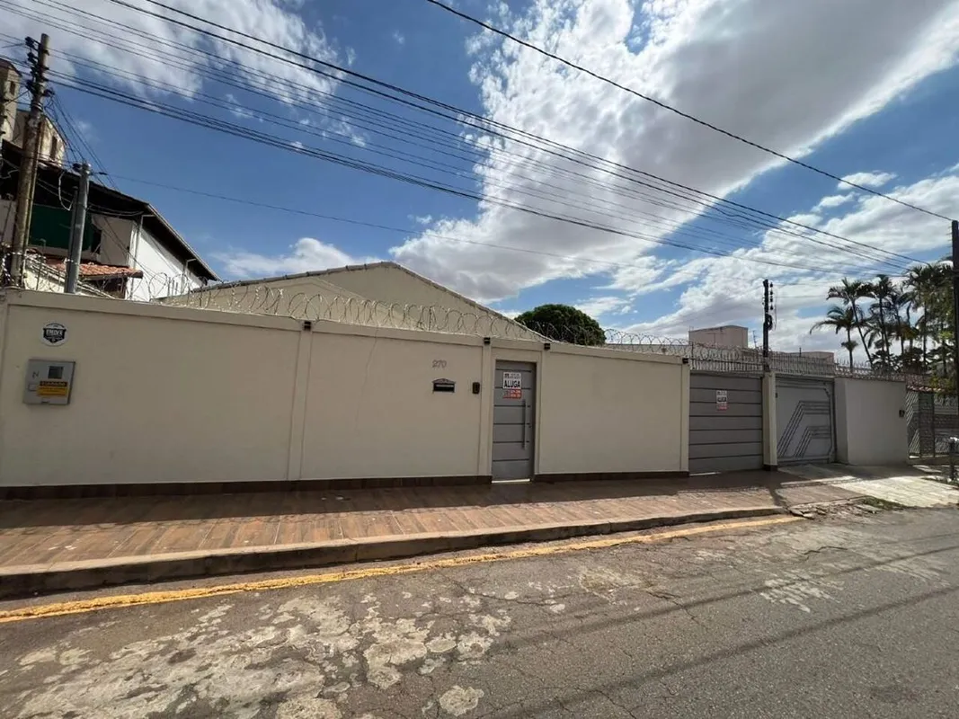 Casa comercial contendo 04 suítes, 02 sala, cozinha, garagem para 03 carros e ch...