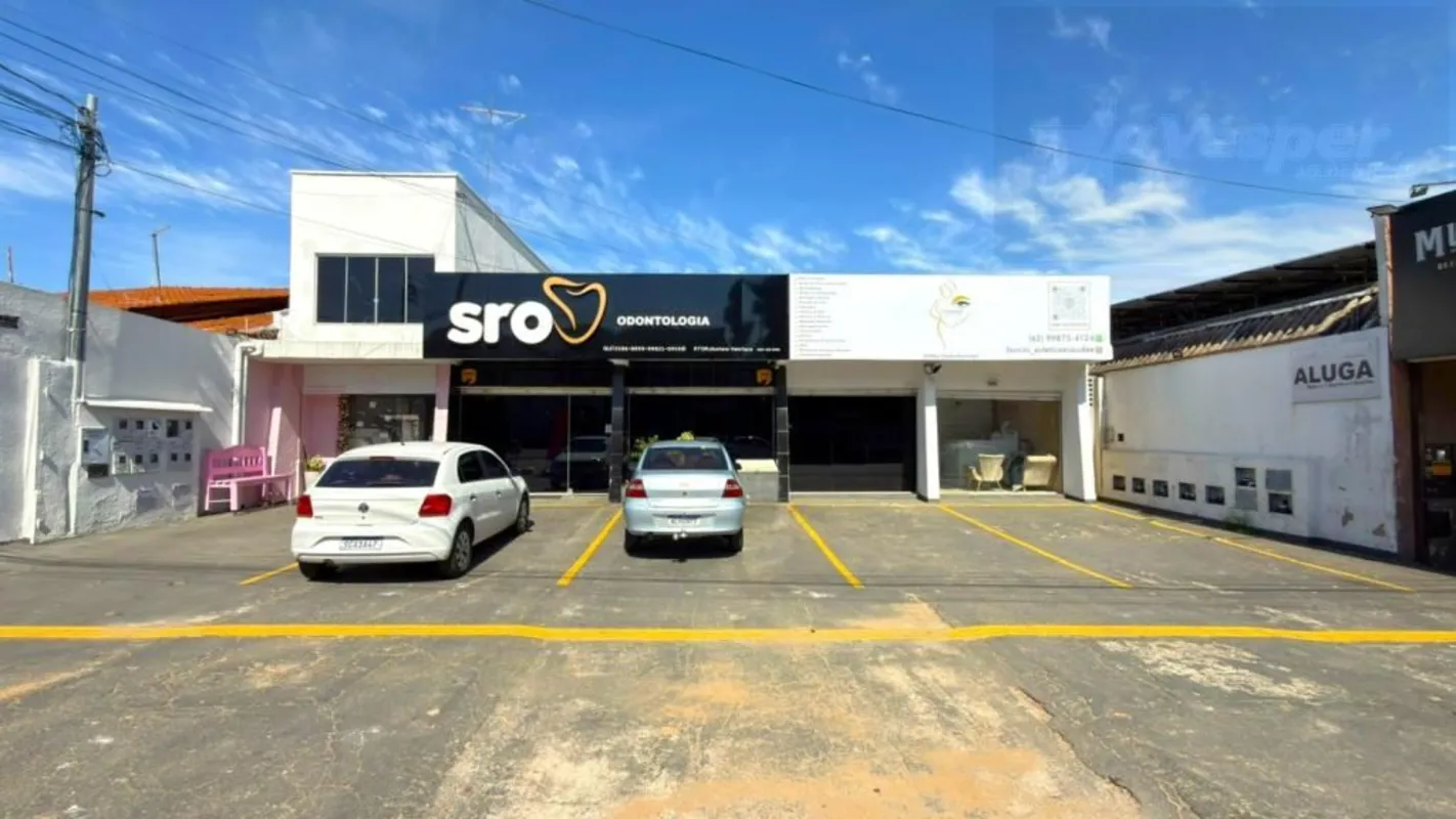 Apartamento no primeiro andar, com um quarto, sala, cozinha americana com balcão...