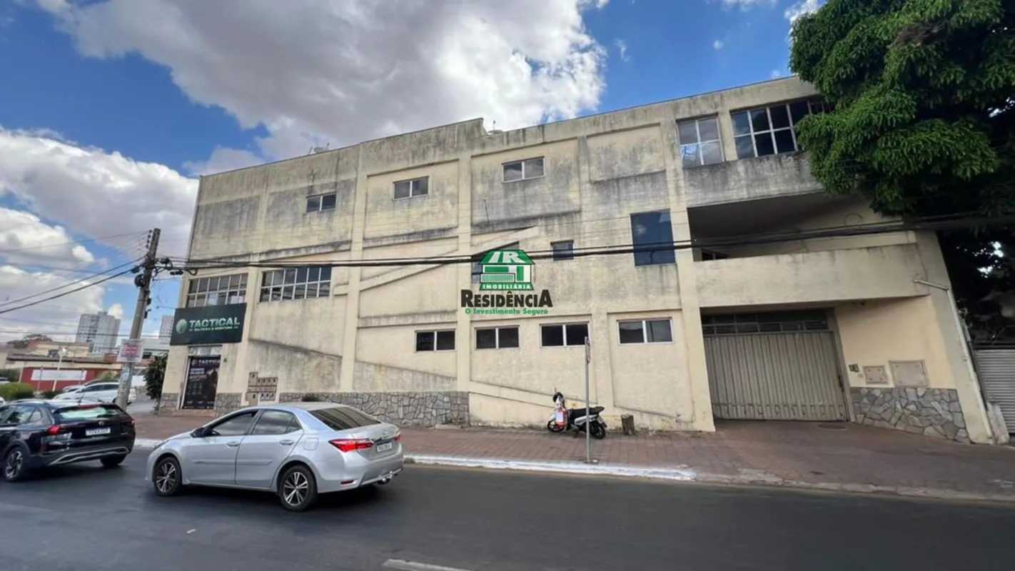 PRÉDIO COMERCIAL NA ESQUINA DA AVENIDA MATO GROSSO COM A AVENIDA ANA JACINTA, EM...