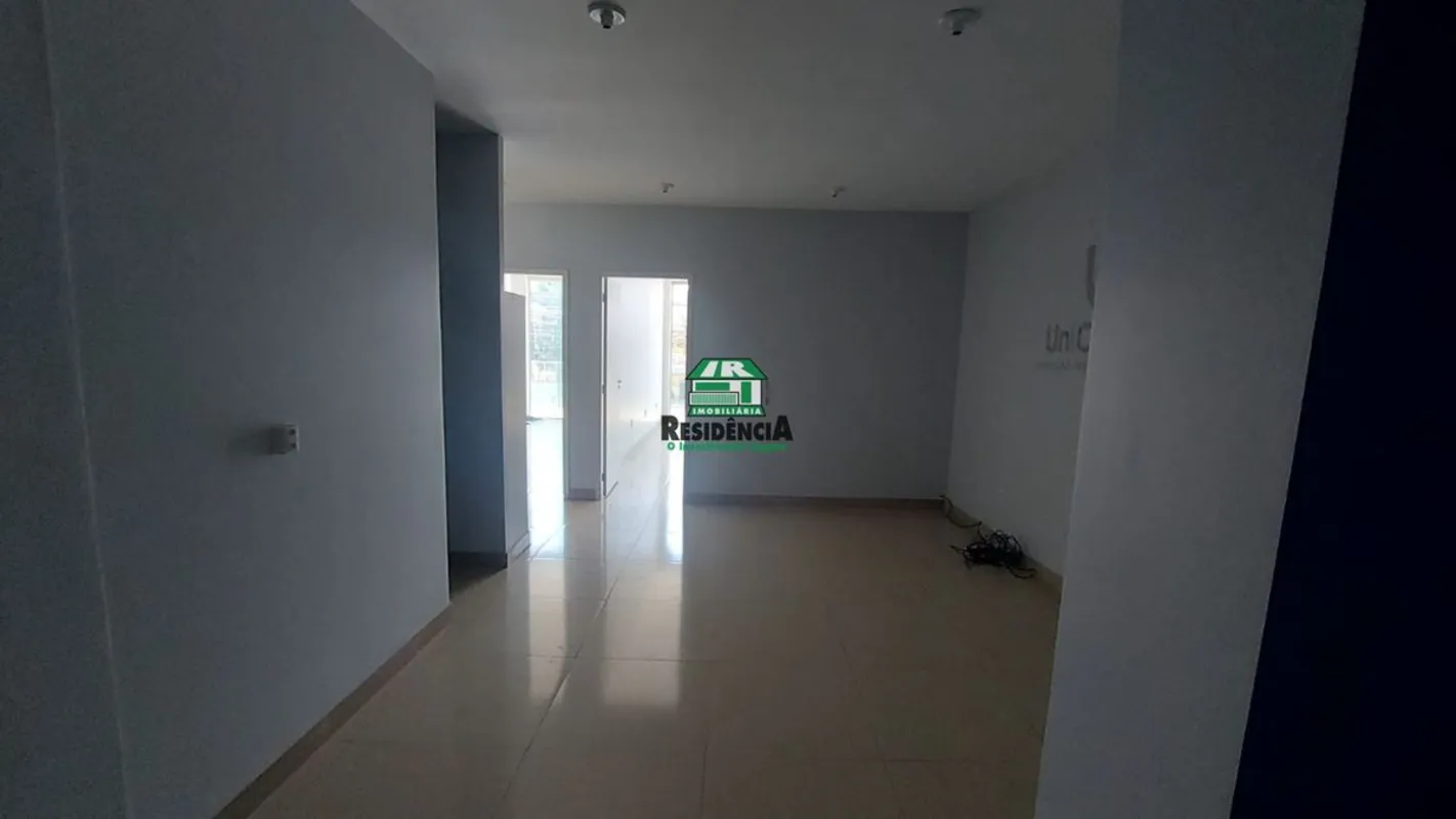 Parte superior com Localização na Av Brasil Norte.Área total: 85 m².Duas salas s...