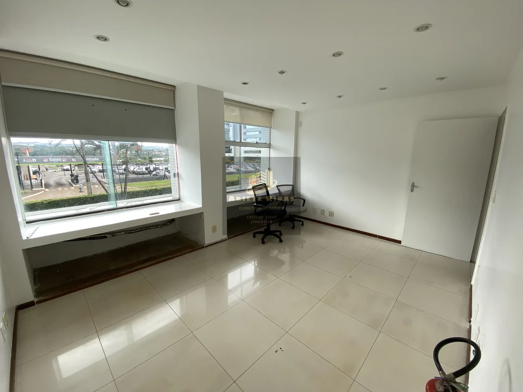 SALA COMERCIAL – SETOR CLÍNICO NORTE - Edifício Multiclínicas Área: 40 m²; Sala ...