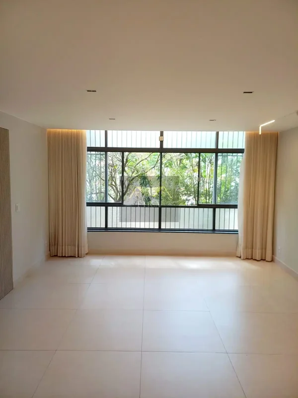 Descubra uma oportunidade única na SQN 308, ASA NORTE, Brasília. Este apartament...