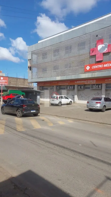 Veja este apartamento confortável e bem localizado no Recanto das Emas, DF. Na Q...