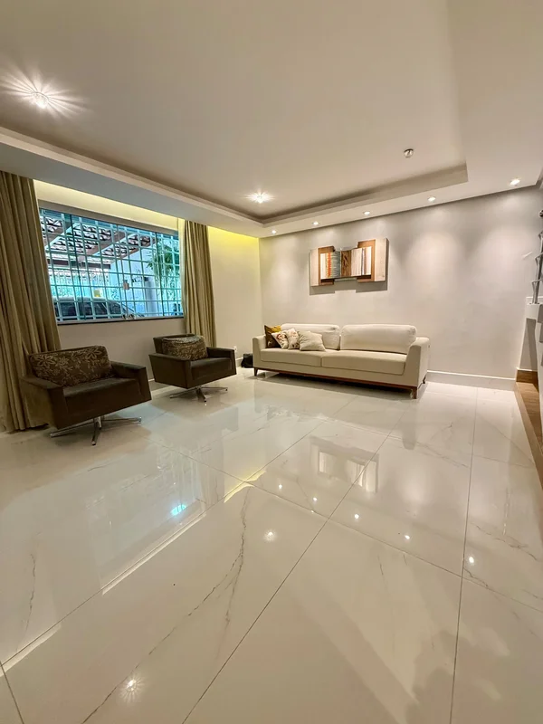 JDM IMOBILIÁRIA VENDE Excelente sobrado de três pavimentos, localizada na QN 07 ...