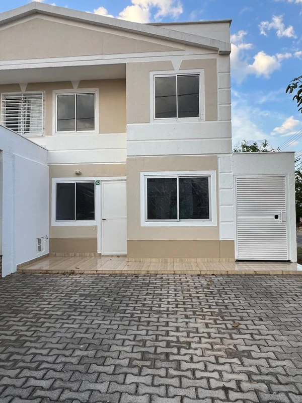 Casa de esquina reformada no Mangueiral — Quadra 8, 3 quartosDescriçãoCasa de es...