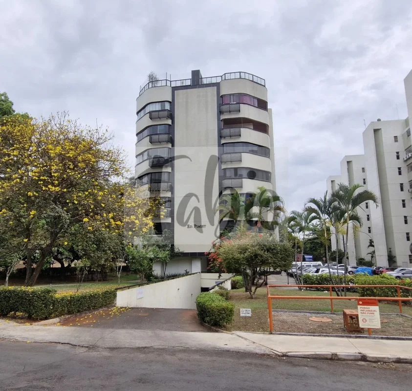 Descubra uma cobertura única no coração de Brasília: localizada na SQN 208 Bloco...