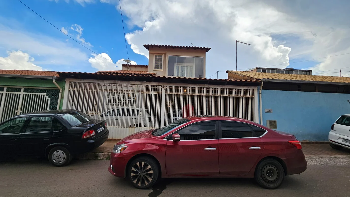 Casa 3 quartos sendo 1 suíte + casa de fundos com 1 quarto, Duas casas no lote à...
