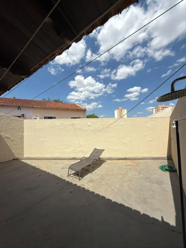 Casa com 182,36 m2Lote com 201, 74 m2Piso superior: 4 quartos, sendo 2 suítessal...