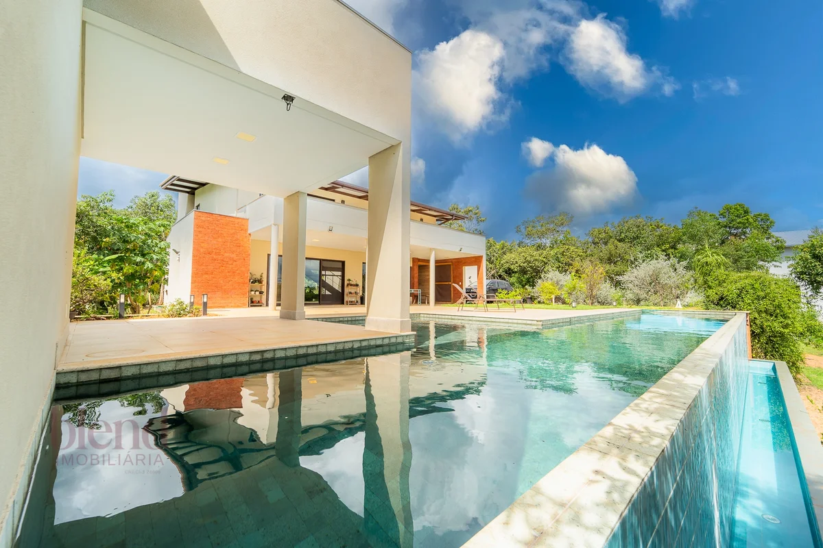 CONDOMÍNIO VAGA FOGO | 4.300 m² DE TERRENO | CASA + CHALÉ | PISCINA AQUECIDAMais...