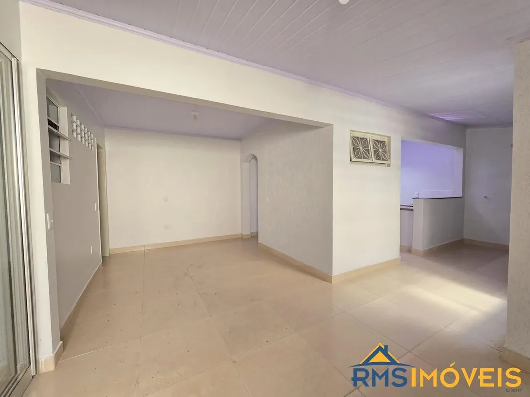 Destaques do Imóvel- 2 quartos;- Sala de estar bem distribuída;- Cozinha com áre...