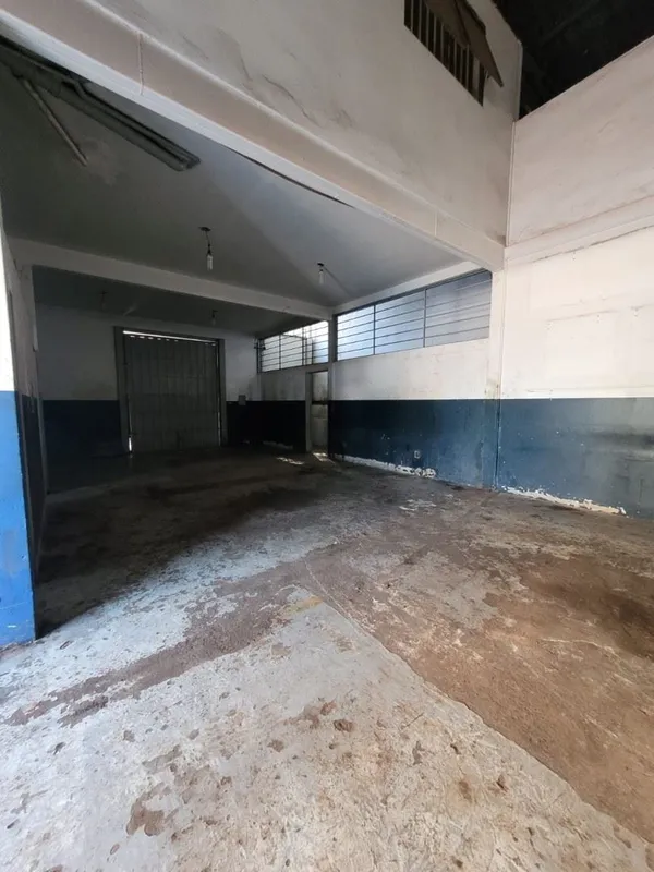 GALPAO/LOJA C/ APARTAMENTOALUGUEL DE GALPAO AMPLO, BEM LOCALIZADO. O MESMO POSSU...