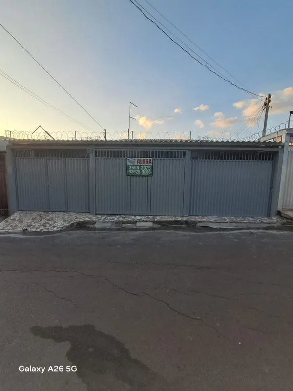 02 QUARTOS, SALA, COZINHA, BANHEIRO, AREA DE SERVIÇO E 02 GARAGENS PORTAO ELETRO...