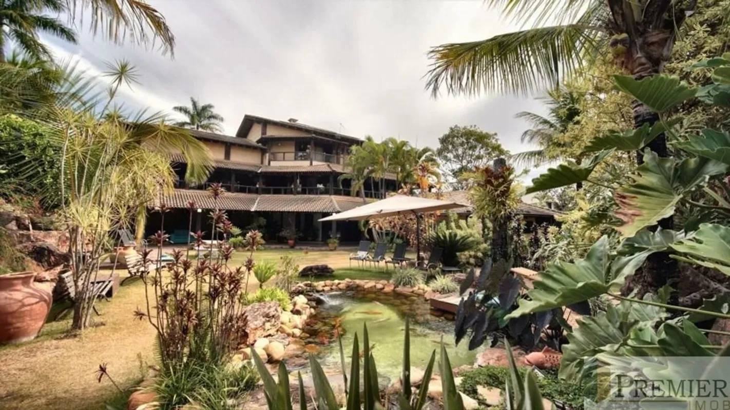 Uma casa para quem valoriza espaços generosos, arquitetura marcante e a tranquil...