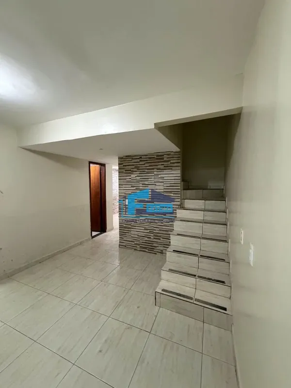  Casa em excelente localização;Fácil acesso a entrada e saída da cidade;Possui 2...