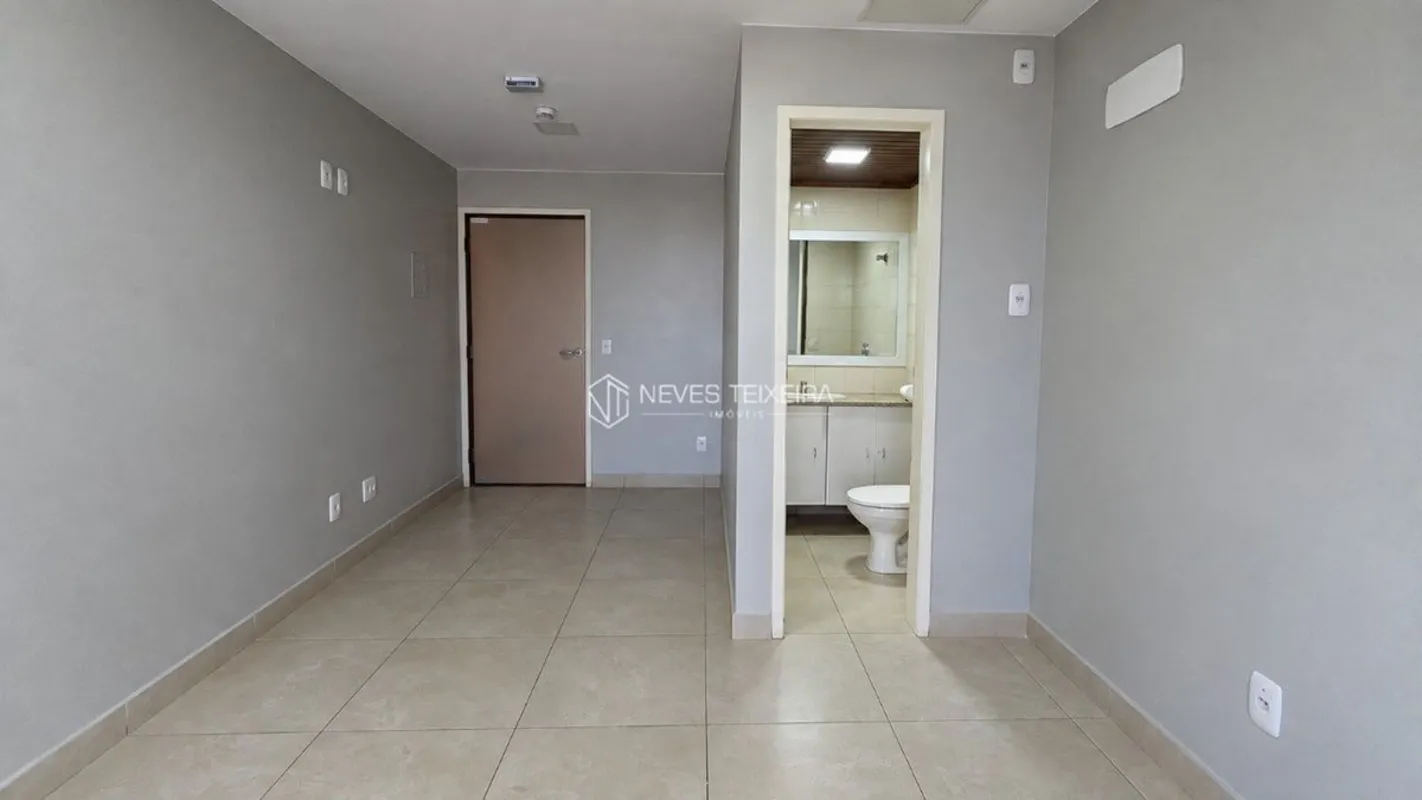 NEVES TEIXEIRA IMÓVEIS ALUGAExcelente sala comercial no Centro Clínico Sul, loca...