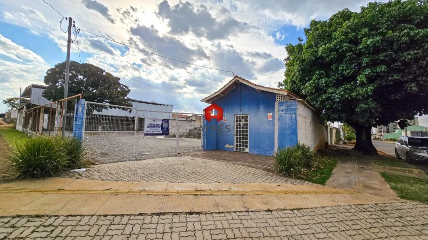 Imóvel com aproximadamente 590m² composto de um escritório com aproximadamente 3...