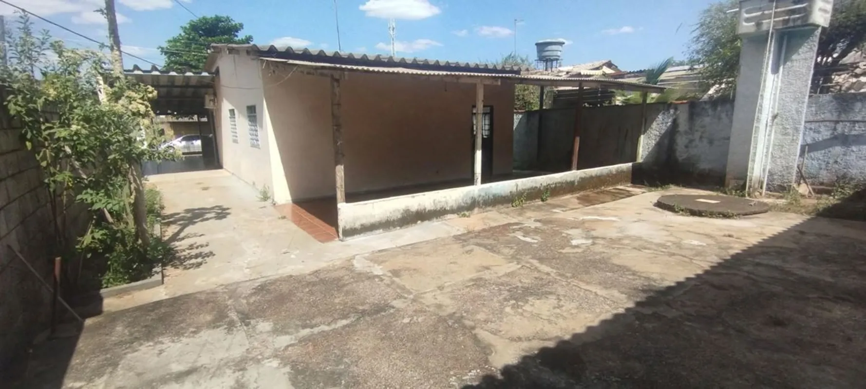 Casa em laje, edificada em um lote de 371,55 mÂ², com 117 mÂ² de Ã¡rea construÃ­...