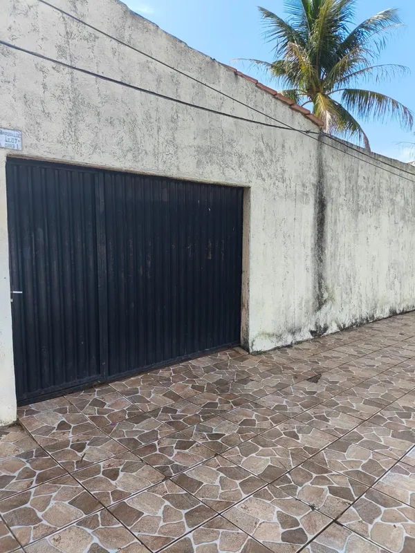 Casa com 3/4 2 banheiros sala cozinha garagem para 3 carros, um como no quintal....