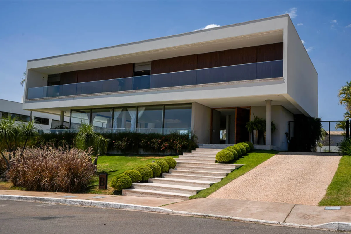 Conheça uma oportunidade única no Lago Sul: uma sofisticada casa de 5 com suítes...
