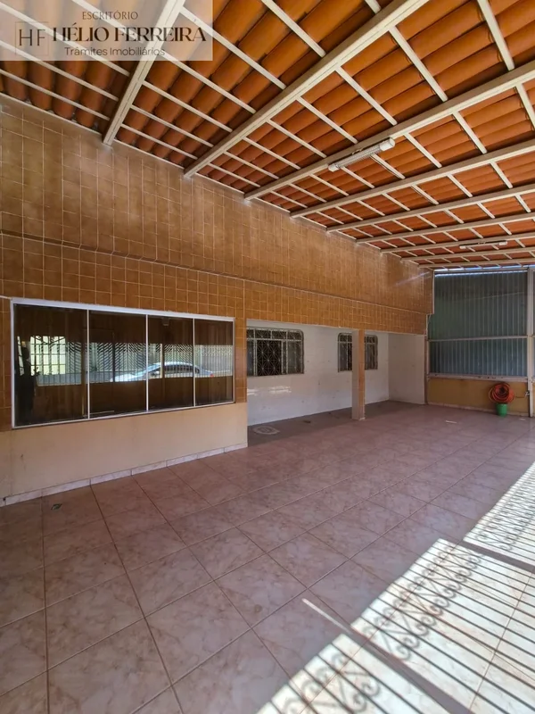 Excelente casa na 24 do Setor Leste, toda na laje, com:- 4 quartos sendo um suit...