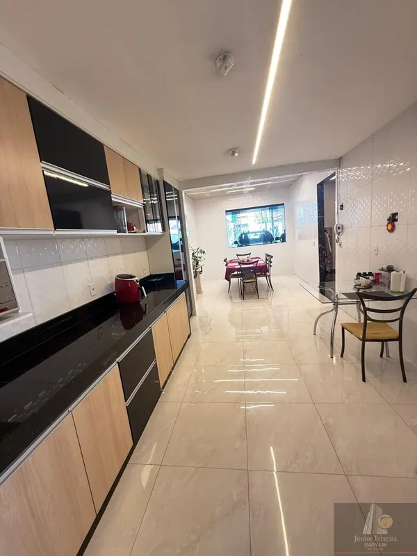 Rua 8, próximo a panificadora Bonanza, espaçosa, varanda, quintal, solta no lote...