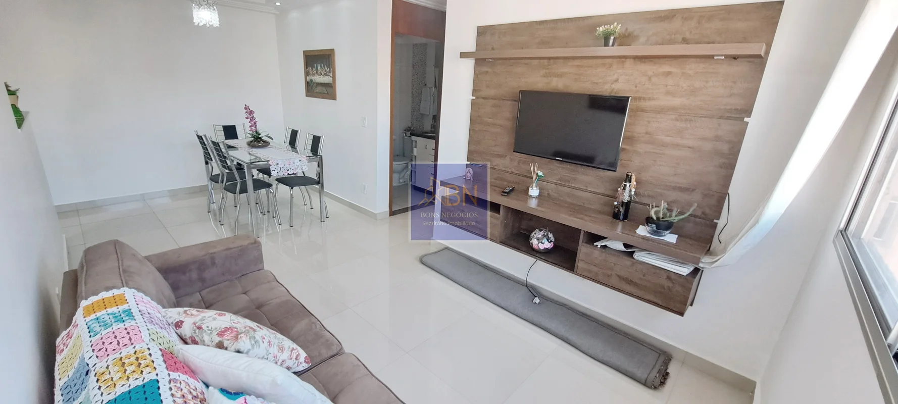 Descubra um apartamento reformado e mobiliado na melhor localização de Riacho Fu...