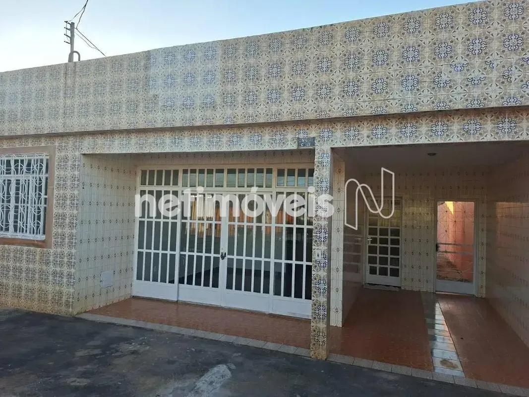 Casa principal – frente •3 quartos, sendo 1 suíte; •1 banheiro social; •Construç...