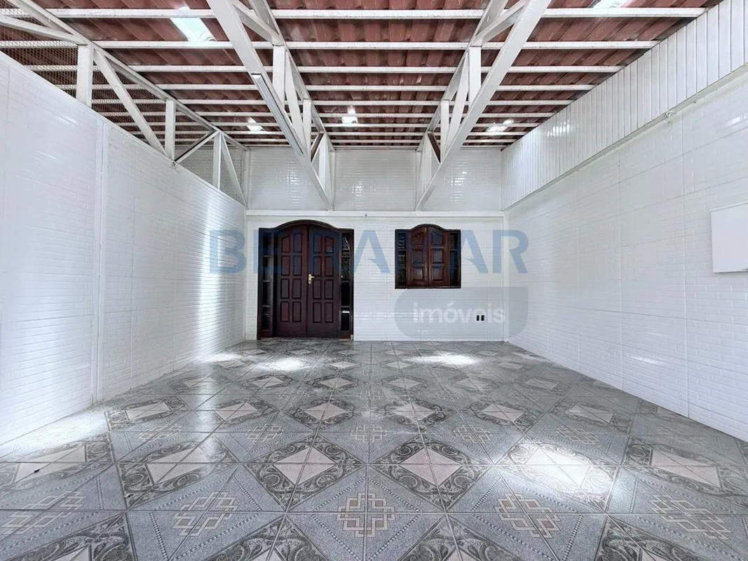 Casa com entrada independente, localizada em lote com outra residência, oferecen...