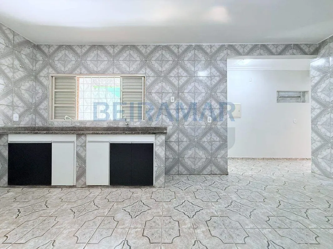 Casa com entrada independente, localizada em lote com outra residência, oferecen...
