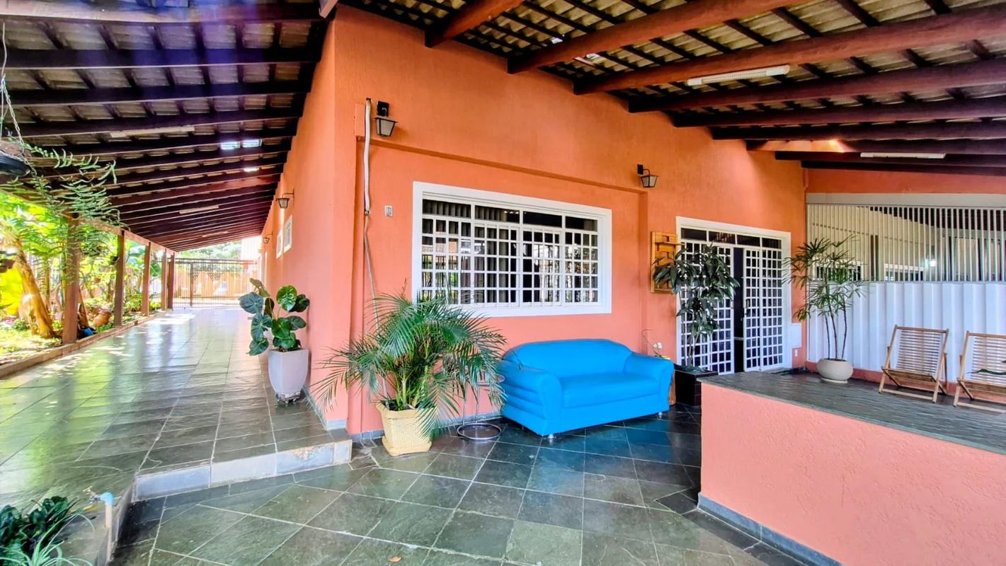 Venha morar na confortável e charmosa casa de esquina na SHCGN 711, Asa Norte, B...