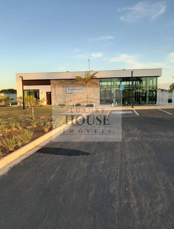 Descrição:Casa de condomínio à venda com 240m², 3 quartos e 4 vagasValor do imóv...