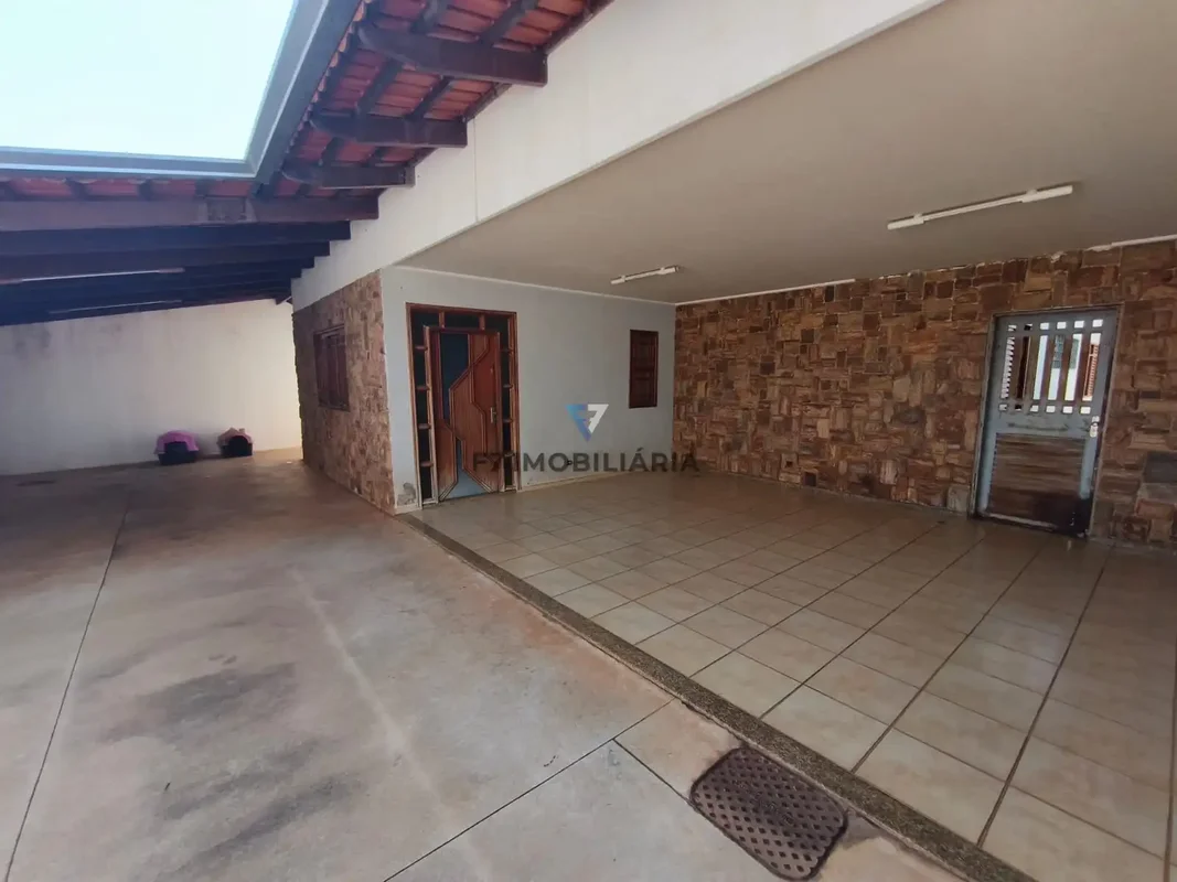 Casa proximo ao shopping Lozandes.Oportunidade são 350m2 de lote e 261m2 de area...