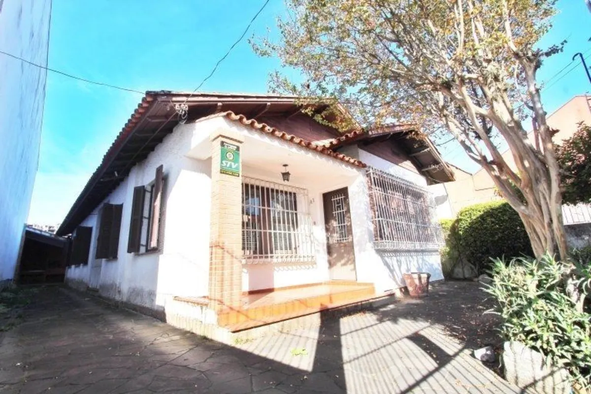 Ótima casa de alvenaria em terreno 11,75 x 32m. Espaços amplos, com Parquet, 4 d...