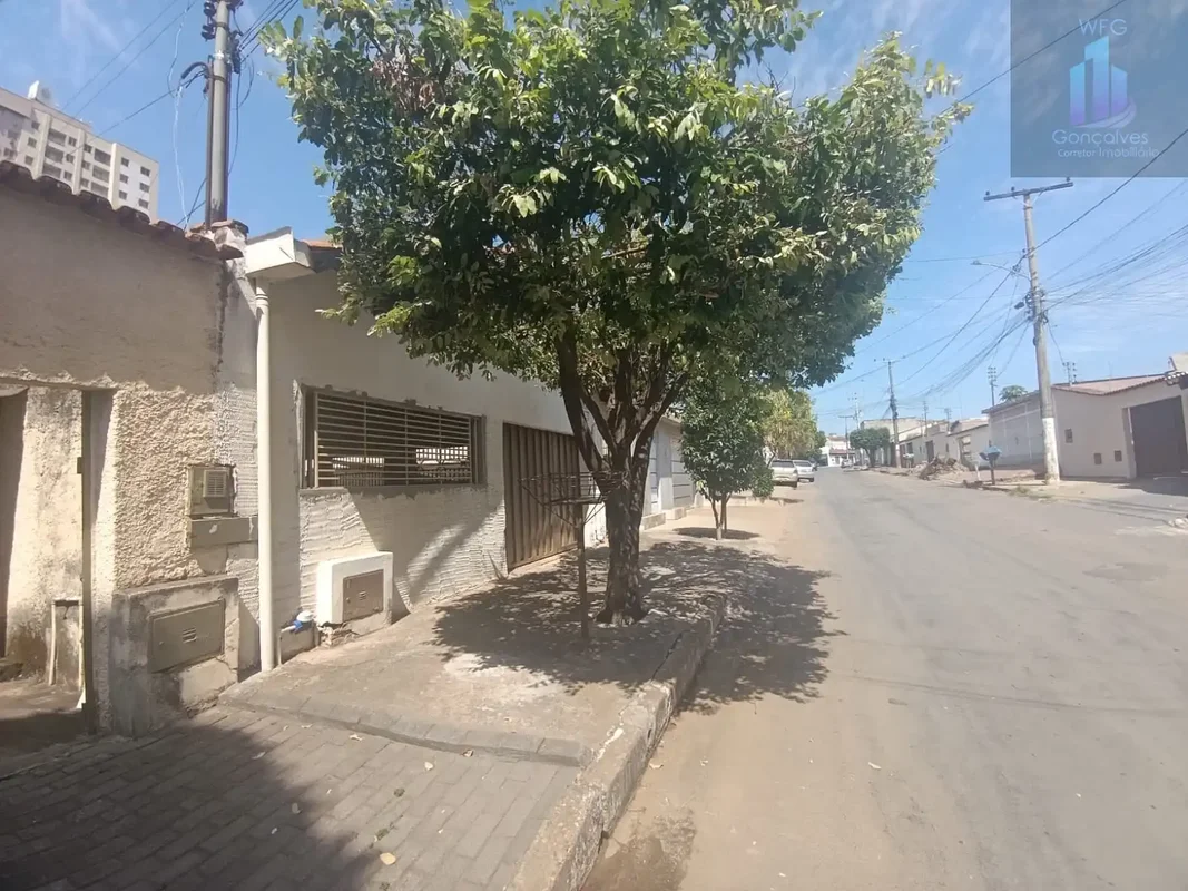 CASA 2 QUARTOS COM SUÍTE | LOTE 240 M² | PRÓXIMA AO BURITI SHOPPINGCasa com 2 qu...