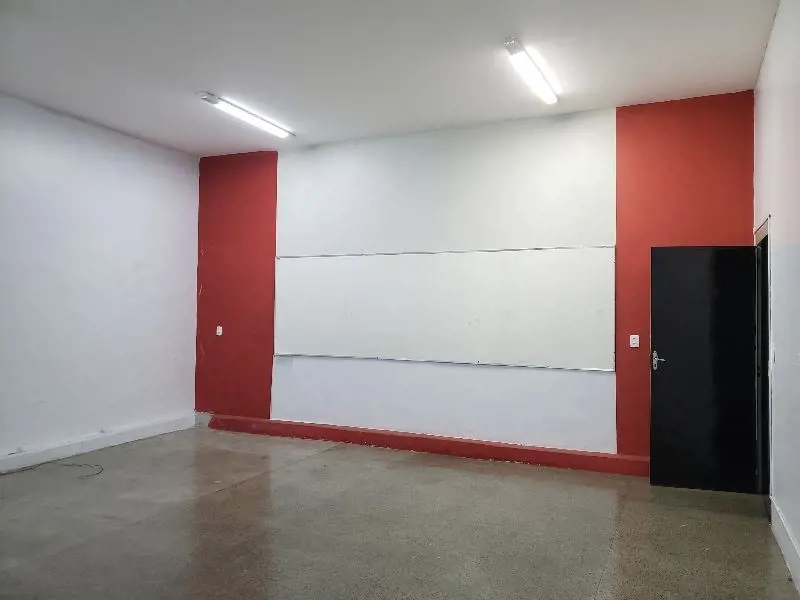 Loja comercial com 06 salas amplas (mais de 100m² cada), 02 sala menores, 02 ves...