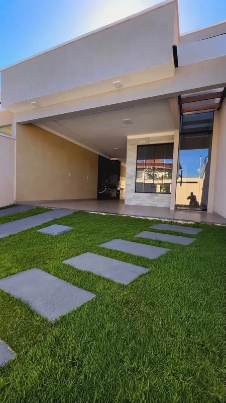 Casa térrea pronta no Jardim Petrópolis, em Goiânia, localizada na Rua Porto Ale...