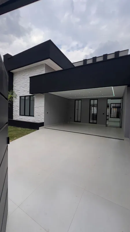 Casa térrea de alto padrão no Residencial Havaí!Fácil acesso à BR 153 e ao Aerop...