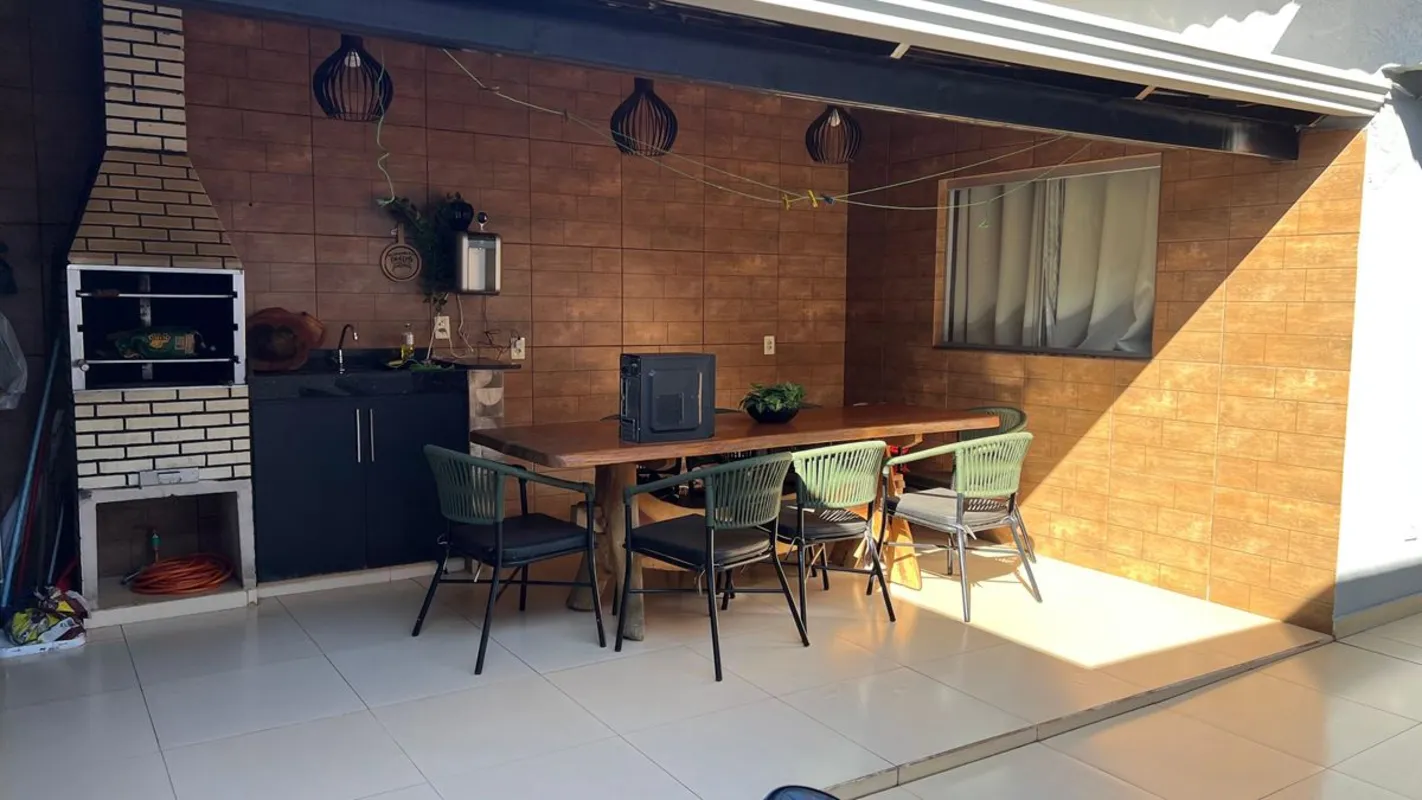 Casa térrea pronta para morar no Jardim Petrópolis, em Goiânia, localizada na Ru...