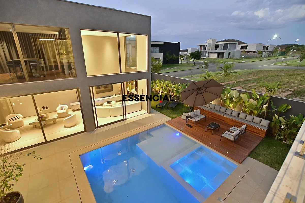 COD. MCEssencial Imob Vende uma Casa de 4 suites projetada com traço contemporân...