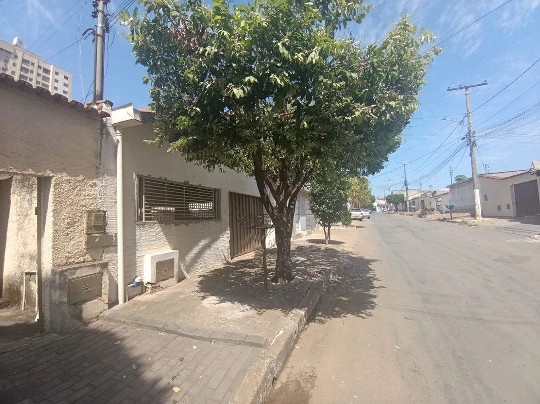 CASA 2 QUARTOS COM SUÍTE | LOTE 240 M² | PRÓXIMA AO BURITI SHOPPINGCasa com 2 qu...