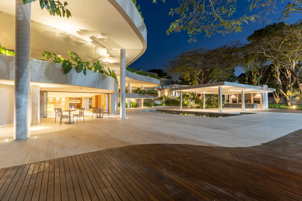 Implantada em um terreno de 8.710 m² e com 2.924,97 m² de área construída. Um pr...