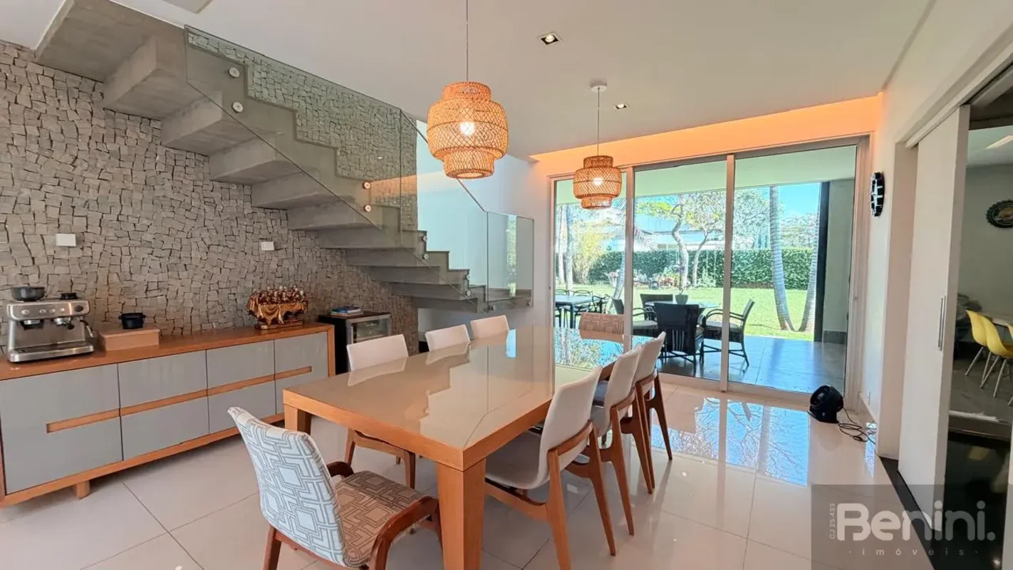 BENINI VENDECASA COM ARQUITETURA MODERNA E UM INCRÍVEL QUINTAL PRIVATIVO. HARMON...